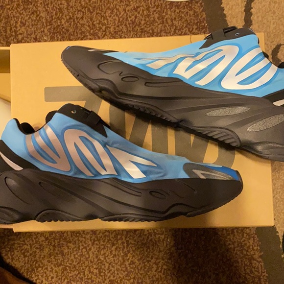 ? YEEZY BOOST 700 MNVN? “Bright Cyan” ?